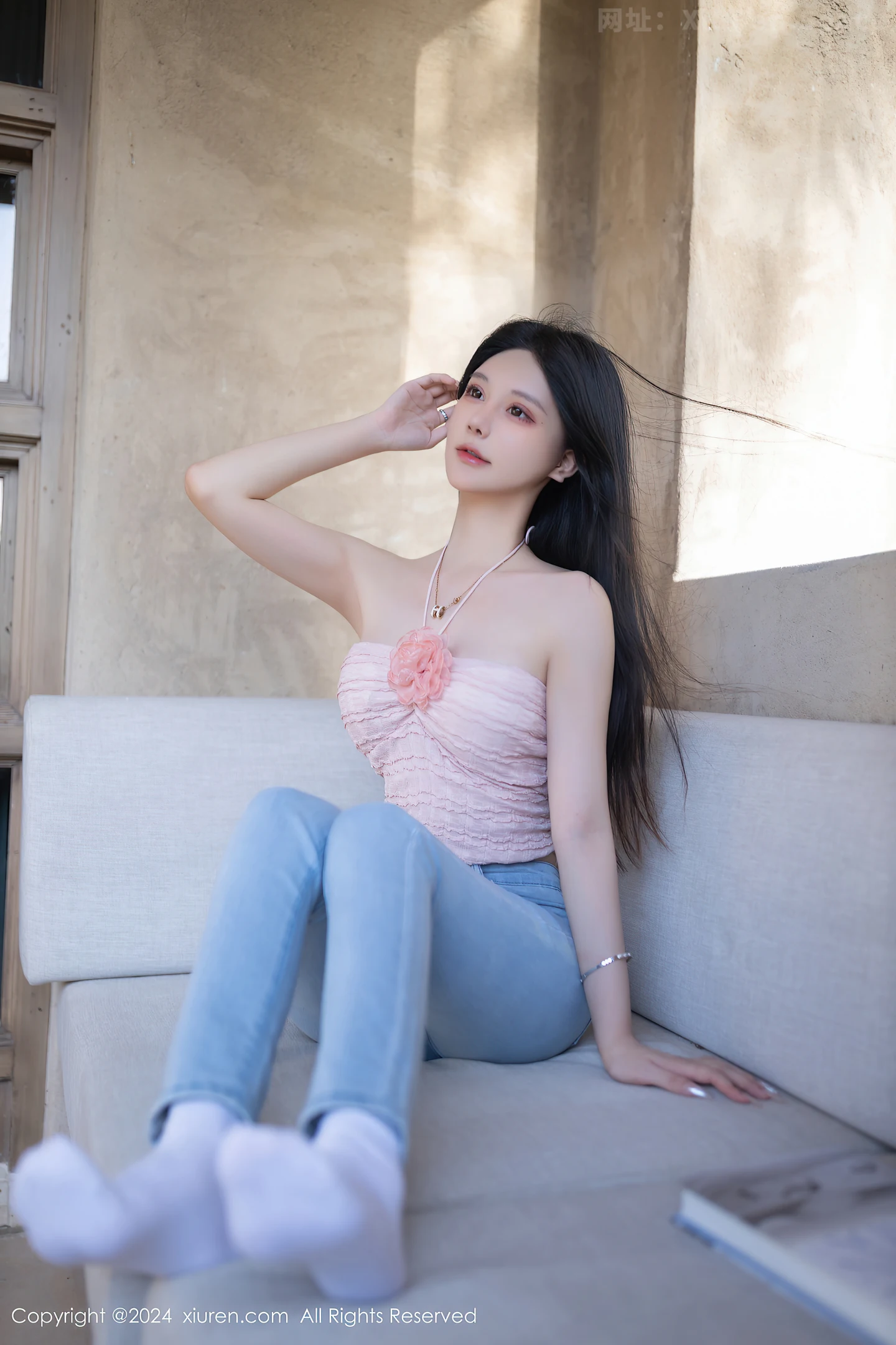 图片[6]-[XiuRen秀人网]VOL.8672 模特幼幼性感粉色上衣配蓝色牛仔裤半脱秀翘臀美腿撩人诱惑写真80P-秀人网官方网站